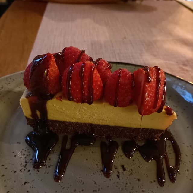 Photo of the dish “cheese cake con datteri, cocco, fragole e lamponi”