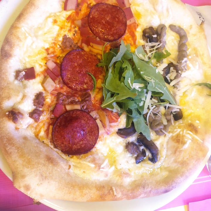 photo of New Freedom Cakes Café Dos Medias Pizzas shared by @raultrajkovska on  19 Sep 2021 - review