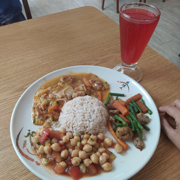 review photo of Restaurante vegetariano Trebol Ensalada De Garbanzo, Vegetales Salteados, Te De Jamaica shared by @vanessa-pangorita on 20 Nov 2020 - review