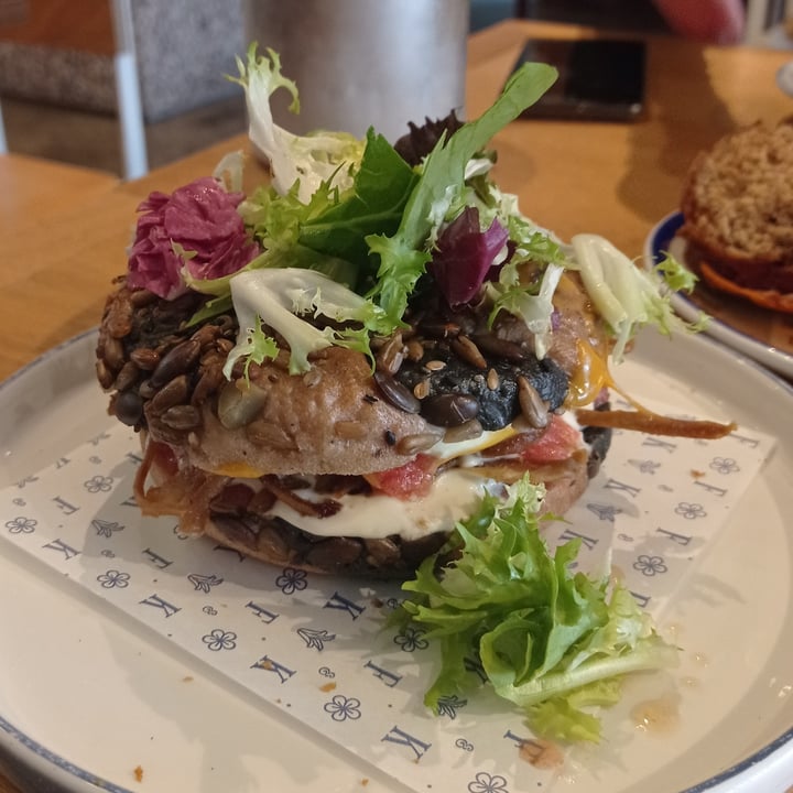 photo of Flax & Kale Street Plant-based 'bacon'n'cheese' bagel shared by @tintadecuervo on  28 May 2022 - review