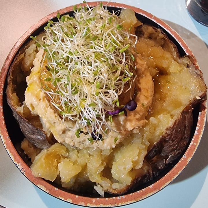 photo of Patataregina patata ripiena con hummus di zucchine shared by @rosanucleare on  20 May 2022 - review