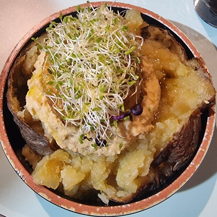 review photo of Patataregina patata ripiena con hummus di zucchine shared by @rosanucleare on 20 May 2022 - review