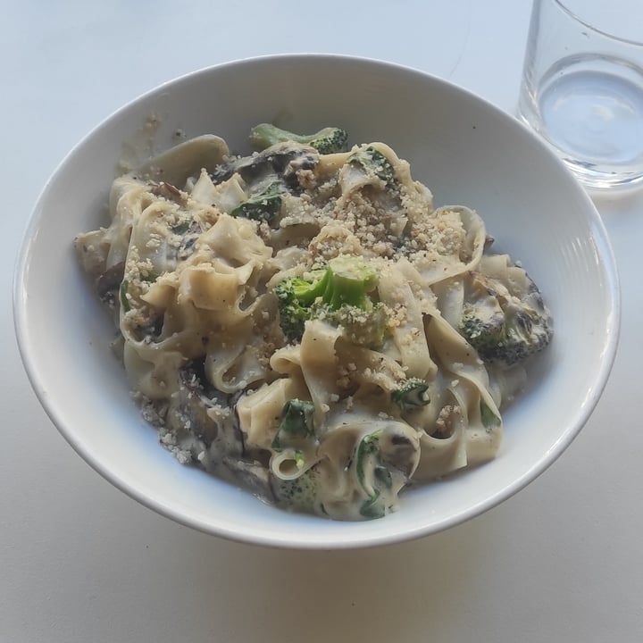 photo of Christopher's Kitchen Fettuccini Alfredo shared by @endlessdust on  24 Oct 2022 - review