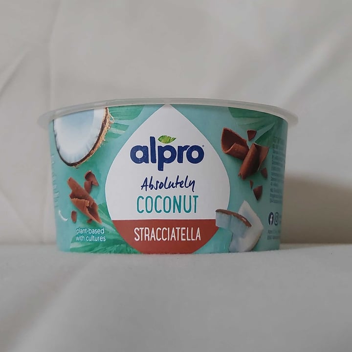photo of Alpro Absolutely Coconut Stracciatella shared by @amicheperlacresta on  24 Apr 2022 - review