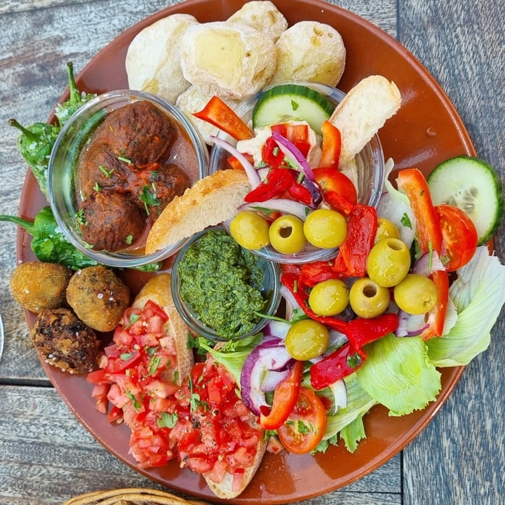 review photo of Tapas Bar-Restaurante La Galeria Teguise Plato De Tapas Variadas shared by @dantr on 25 Aug 2022 - review