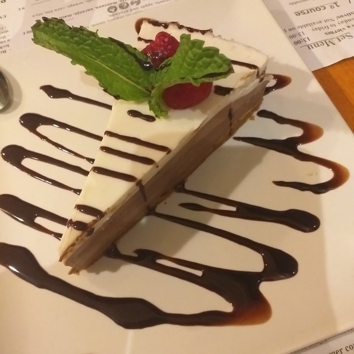 photo of Restaurante Hicuri Art Vegan Tarta De Tres Chocolates shared by @marijosegt on  15 Apr 2022 - review
