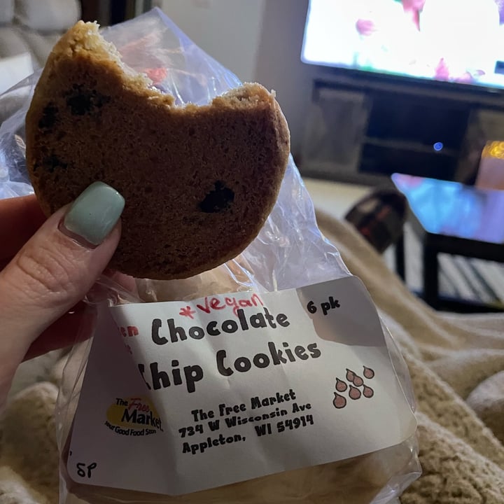 photo of The Free Market vegan chocolate chip cookies shared by @jschwarzb on  07 Dec 2022 - review