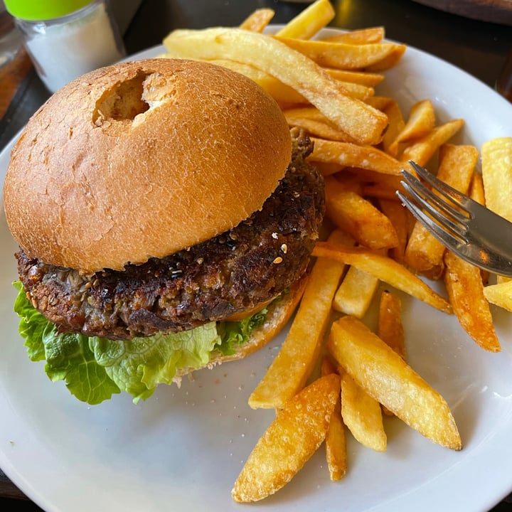 photo of Cervecería Bachmann Hamburguesa vegana shared by @mariaeugsanchez on  18 Aug 2021 - review