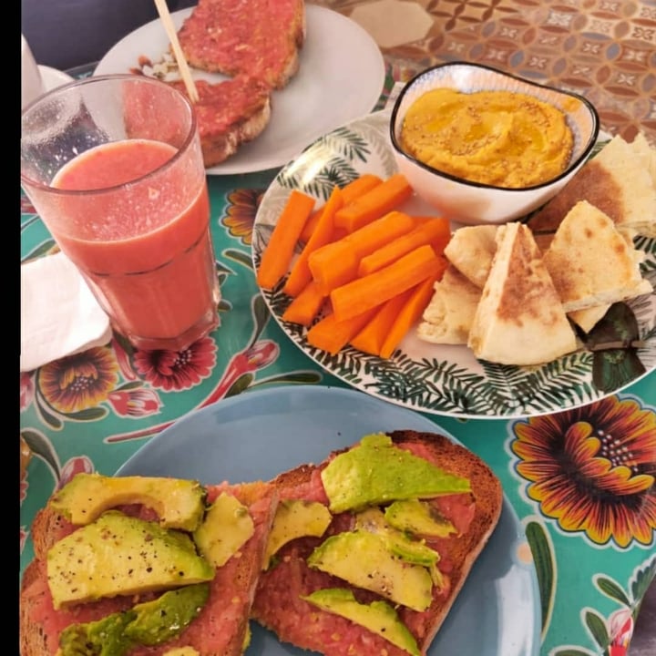 photo of Pan y Chocolate Pita Bread Hummus & African Bread With Avacado shared by @radhikajoshi on  29 Jun 2020 - review