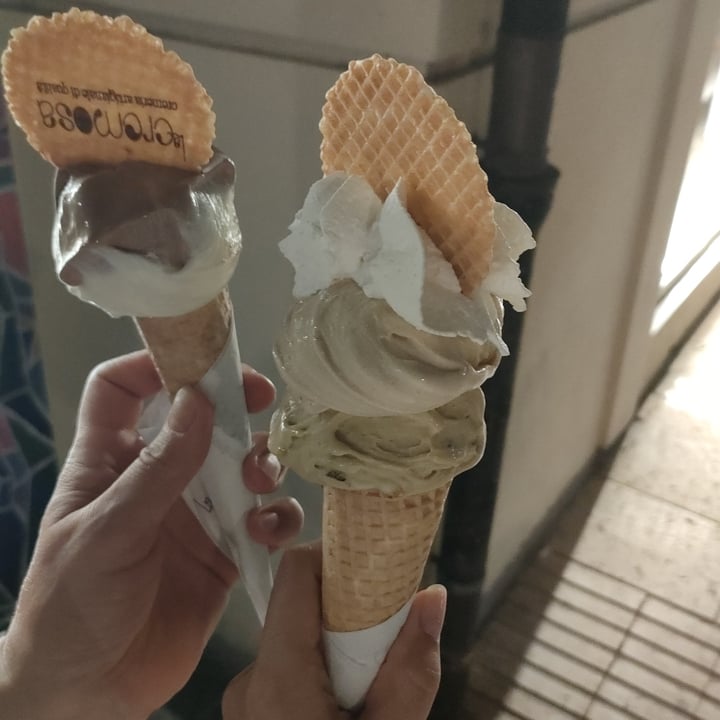 photo of La Cremosa Cremeria Artigianale Civitanova gelato al Pistacchio E Nocciola shared by @valentinavalentina on  05 Aug 2022 - review
