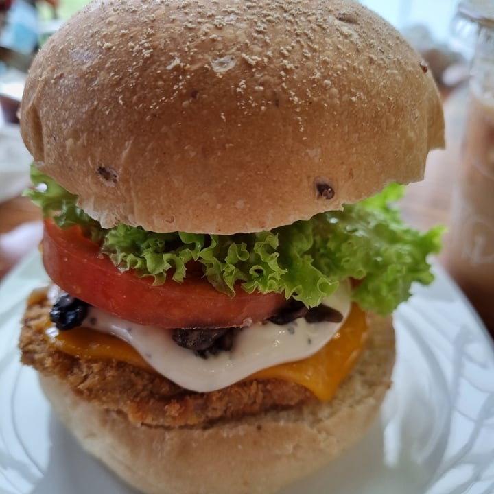 photo of nomVnom Bistro Lion's Xtreme Burger shared by @plantbasedlifestyle on  14 Sep 2022 - review