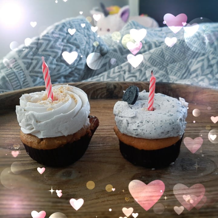 photo of Bunner's Bake Shop Cookies&cream and Vanilla cupcakes shared by @liszy on  25 Jan 2021 - review