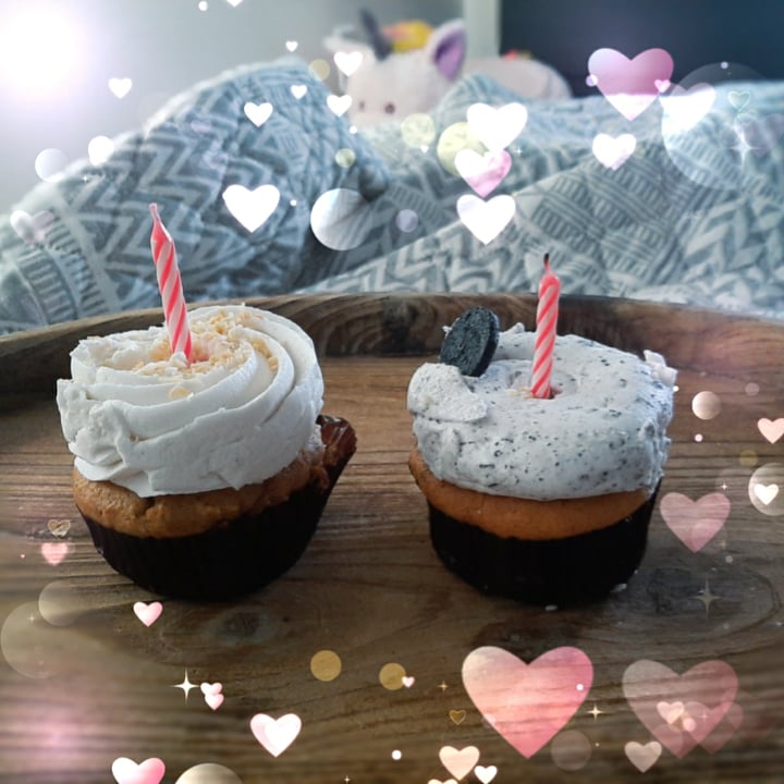review photo of Bunner's Bake Shop Cookies&cream and Vanilla cupcakes shared by @liszy on 25 Jan 2021 - review