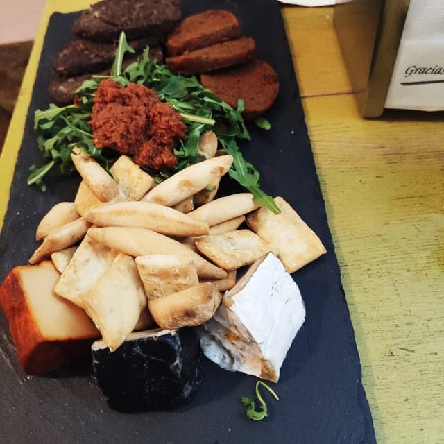 Photo of the dish “Embutido y queso vegano”