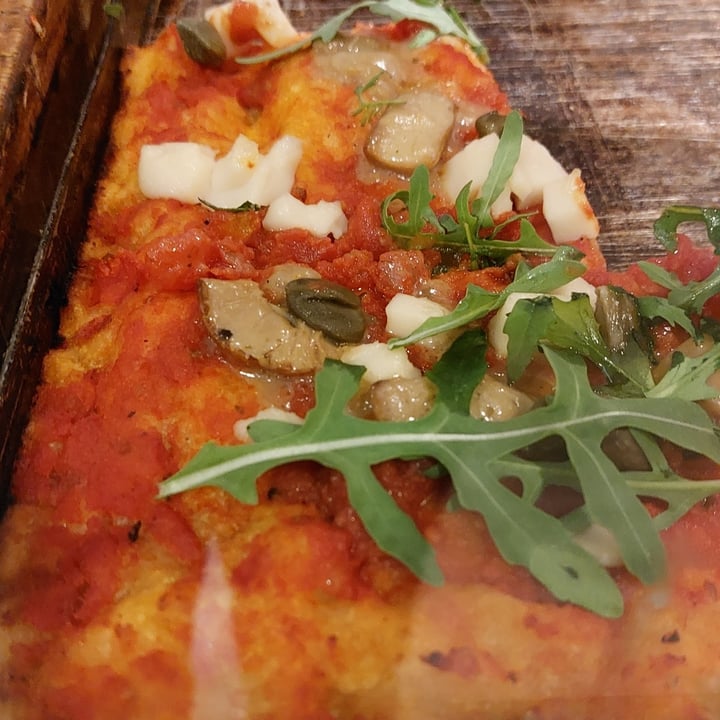 photo of IL LOCA Pizza a Taglio Rossa porcini, rucola e capperi shared by @wandavetveg on  28 Apr 2022 - review