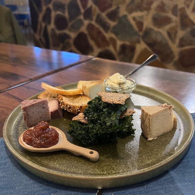 「Tabla De Quesos Veganos / Vegan Cheese Plate」の料理の写真