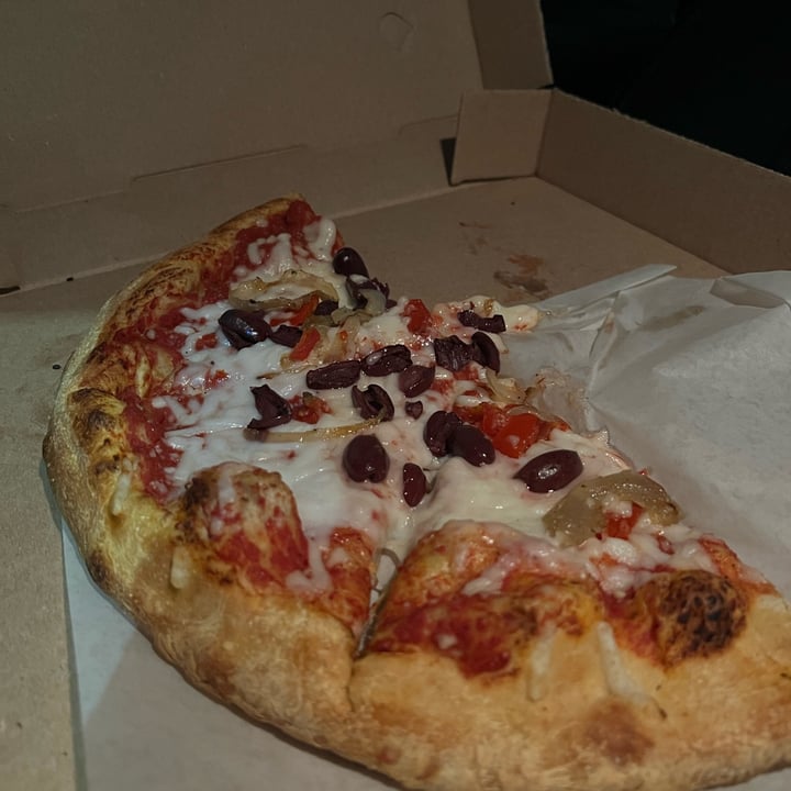 photo of Mellow Mushroom Vegan Greek Goddess pizza shared by @lunachic on  15 Dec 2021 - review
