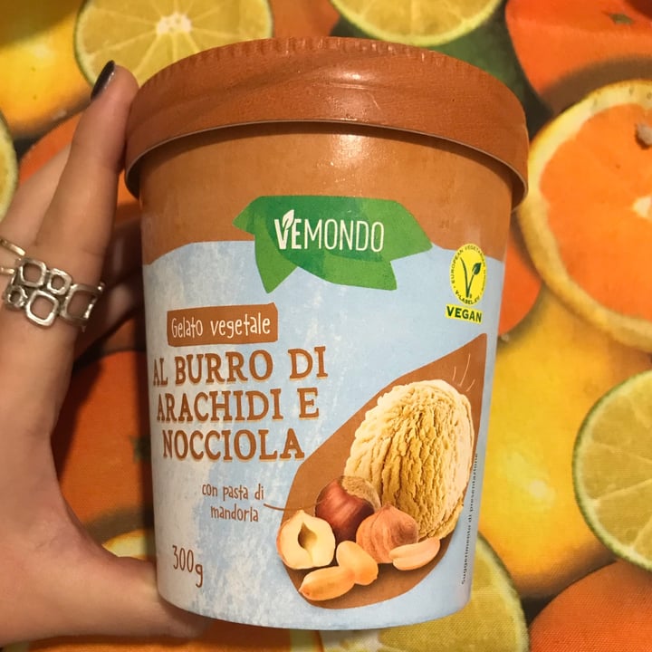 photo of Vemondo Gelato al burro di arachidi e nocciola shared by @chiaracatarci on  28 Nov 2022 - review