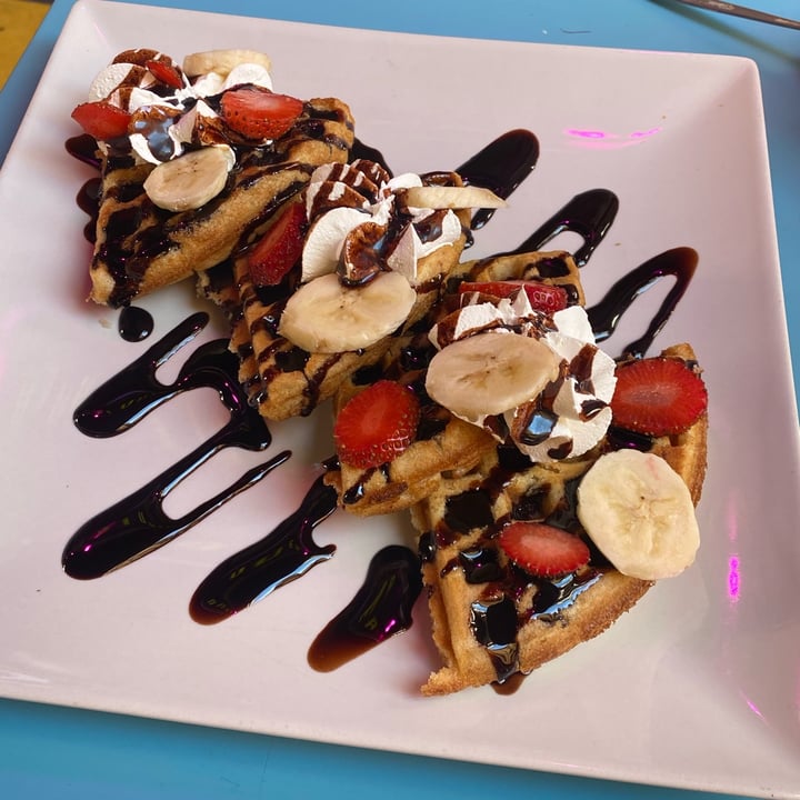 review photo of Freedom Cakes Banana and strawberry waffles shared by @ignaciottd on 11 Sep 2022 - review