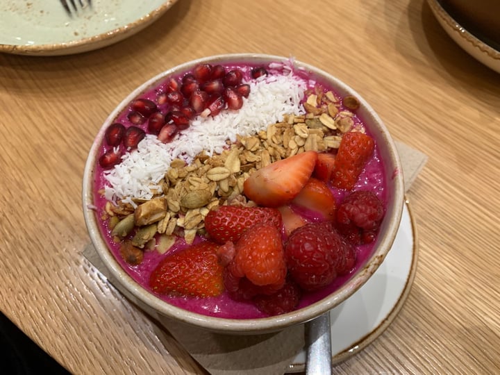 review photo of Life Alive Organic Cafe Pitaya bowl shared by @aestheticallyadventurous on 03 Apr 2019 - review