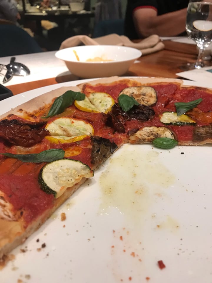 photo of Bread Street Kitchen Singapore Stir Fried Noodles & Pizza Vegetariana (vegan) shared by @thatveganyogini on  18 Jan 2019 - review