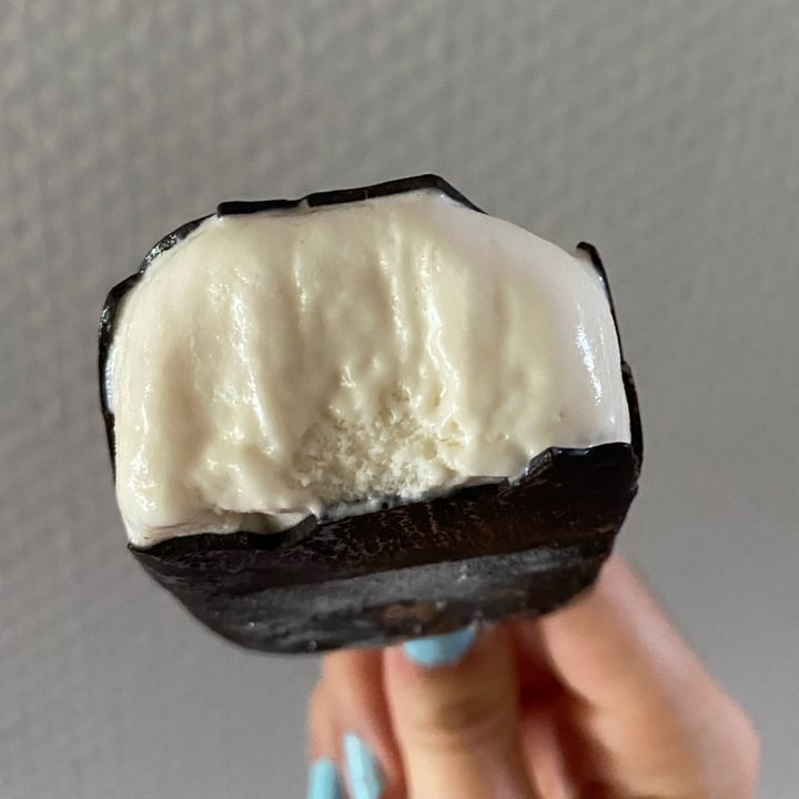 photo of NotCo Not Icecream Paletas sabor Chocolate Blanco con Salsa de Frutos Rojos shared by @micabarragan on  30 Apr 2022 - review