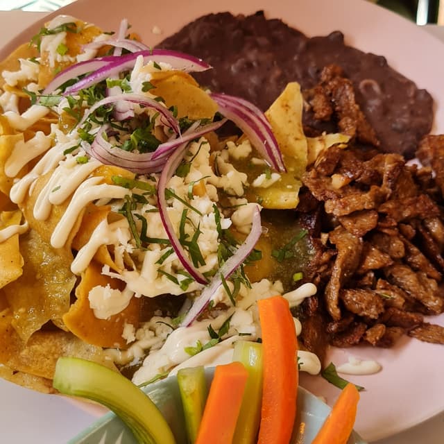 菜肴“Chilaquiles V-steak”的照片