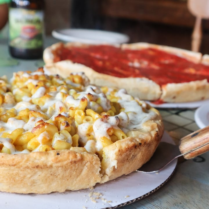 photo of Kitchen 17 Deep Dish Mac & Cheese Pizza shared by @lizmaselli on  16 Sep 2021 - review