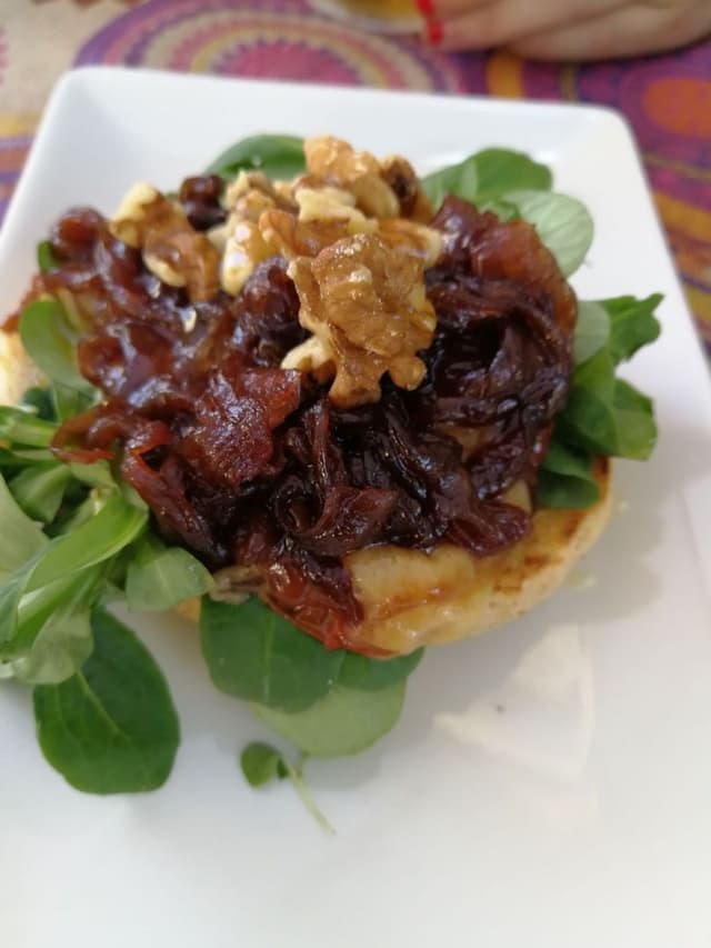 Photo of the dish “Tosta de queso y cebolla caramelizada”