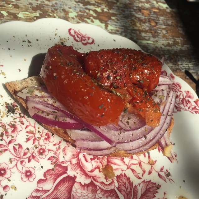 Photo of the dish “Crostino vegano con pomodoro e cipolla”