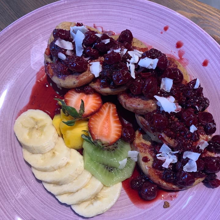 photo of Equilibrium Cafè Brvnch&Coffee Pancakes Con Frutos Rojos Y Platano shared by @viroliveira on  16 Aug 2021 - review