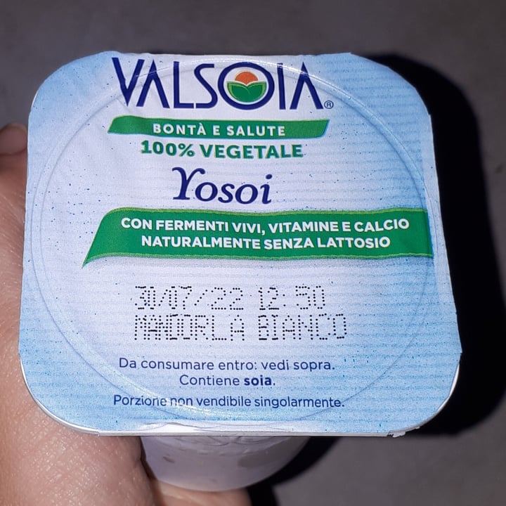 photo of Valsoia Yogurt Bianco Extra Cremoso Mandorla shared by @giuliasmart on  27 Jul 2022 - review