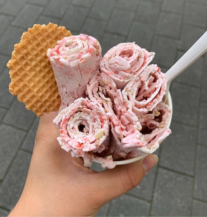 photo of Rollacosta Ice Cream Strawberry shared by @feonaci on  30 Aug 2020 - review