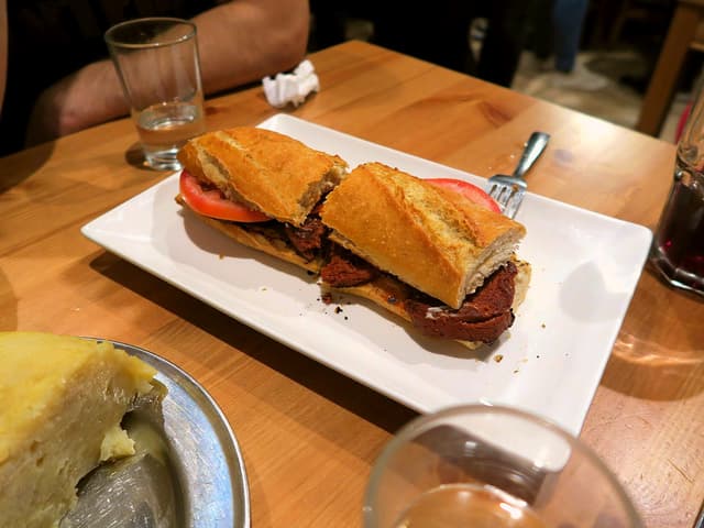 菜肴“Bocadillo de chorizo con veganesa”的照片