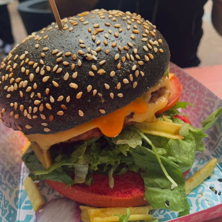 photo of Vegan junk food bar Rotterdam Cruelty free burger shared by @ggconlozaino on  29 Jul 2022 - review