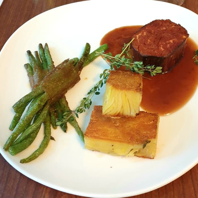 Photo of the dish “Filet Mignon auf Rotweinjus mit Boulangère Erdäpfel
und Speckfisolen”