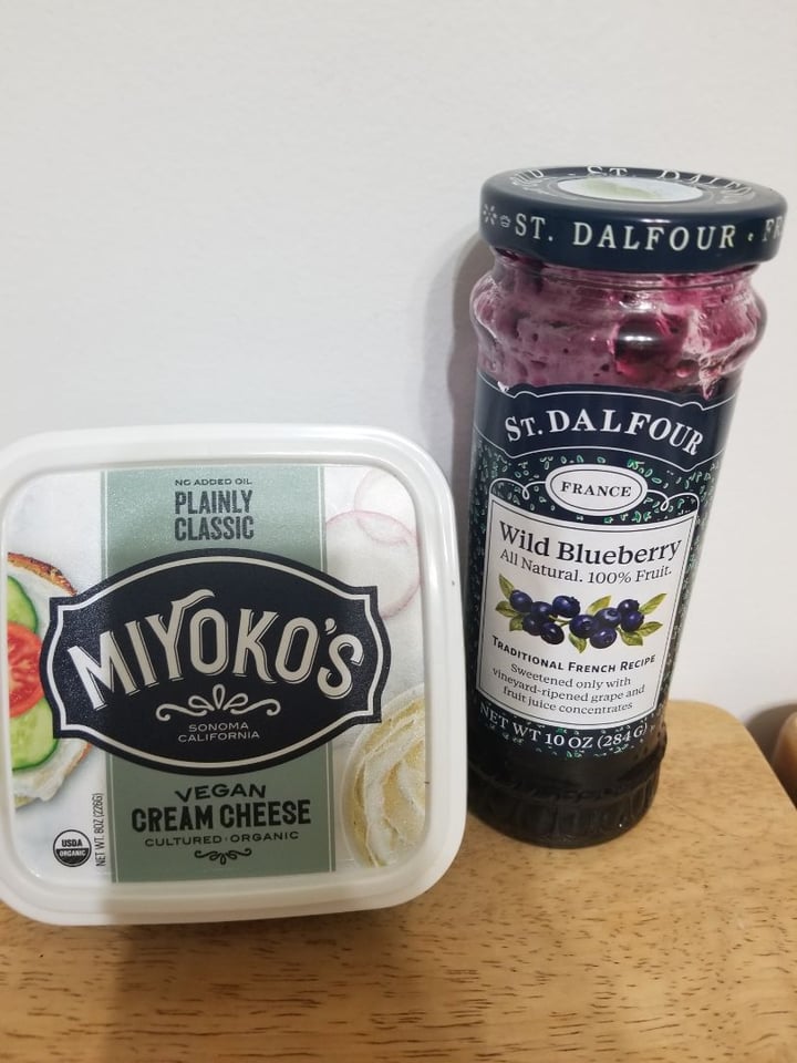 review photo of Miyoko's Creamery Organic Cultured Vegan Cream Cheese Classic Plain shared by @laurag034 on 13 Dec 2019 - review