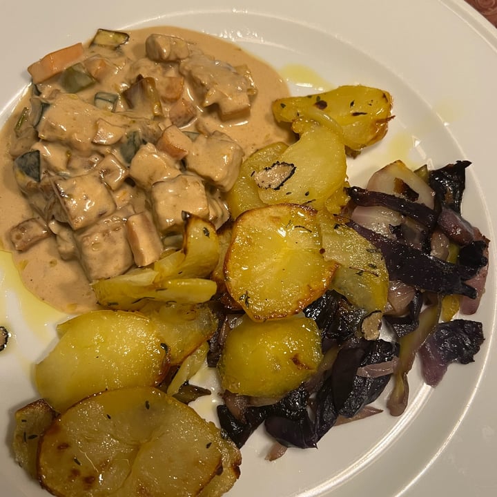 photo of La Colubrina tempeh con intingolo bianco cavolo cappuccio e patate al forno shared by @moccymoccy on  10 May 2022 - review