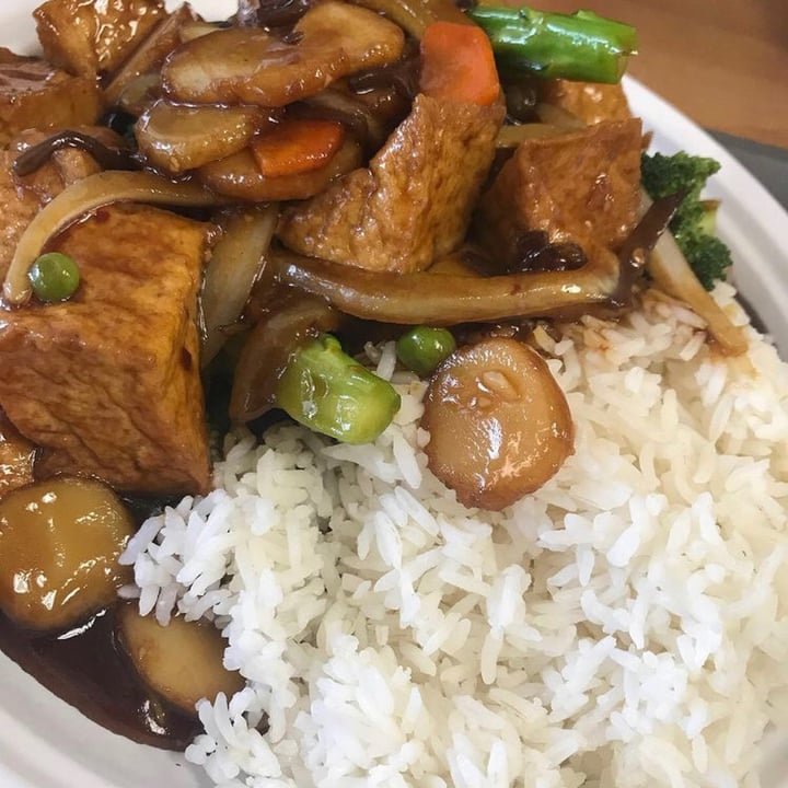 photo of Sun Tong Luck Asian Cuisine Spicy Garlic Tofu shared by @thatveganjournal on  18 Sep 2021 - review
