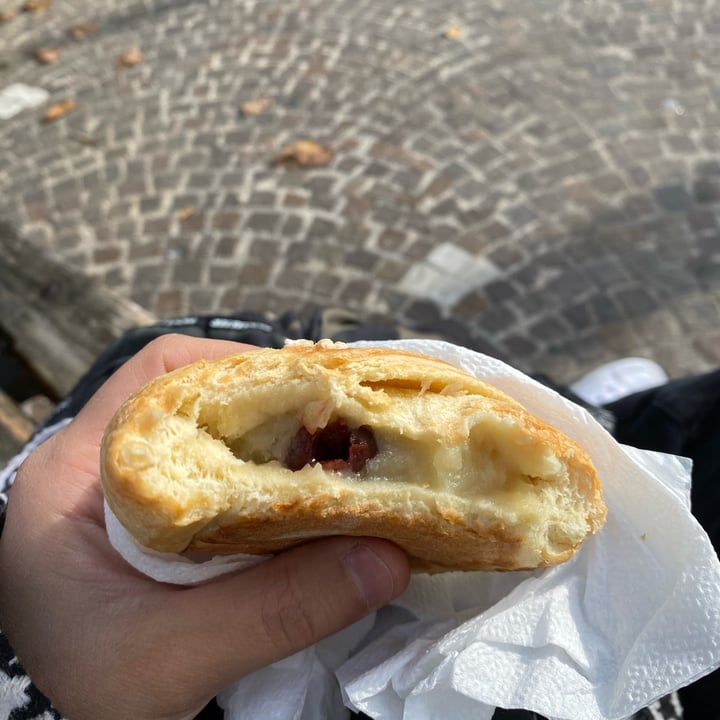 photo of O Grin brioche crema e amarene shared by @nunziaveganok on  15 Nov 2022 - review