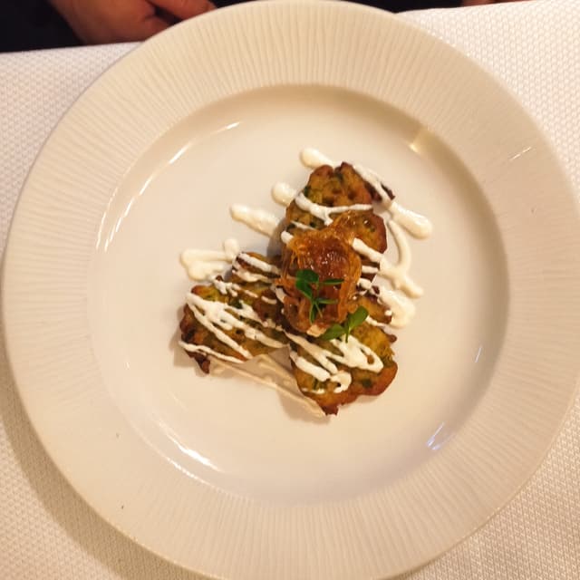 Photo of the dish “Frittelle di fiori di zucca e zucchine con cipolla caramellata e salsa allo yogurt di soia”