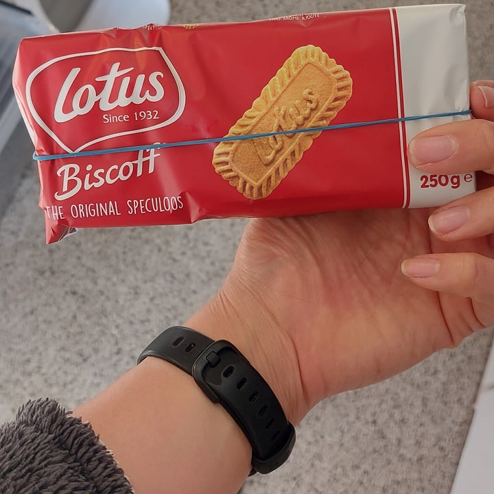 review photo of Lotus Biscoff Lotus Biscoff Original Cookies shared by @vickybico on 24 May 2022 - review