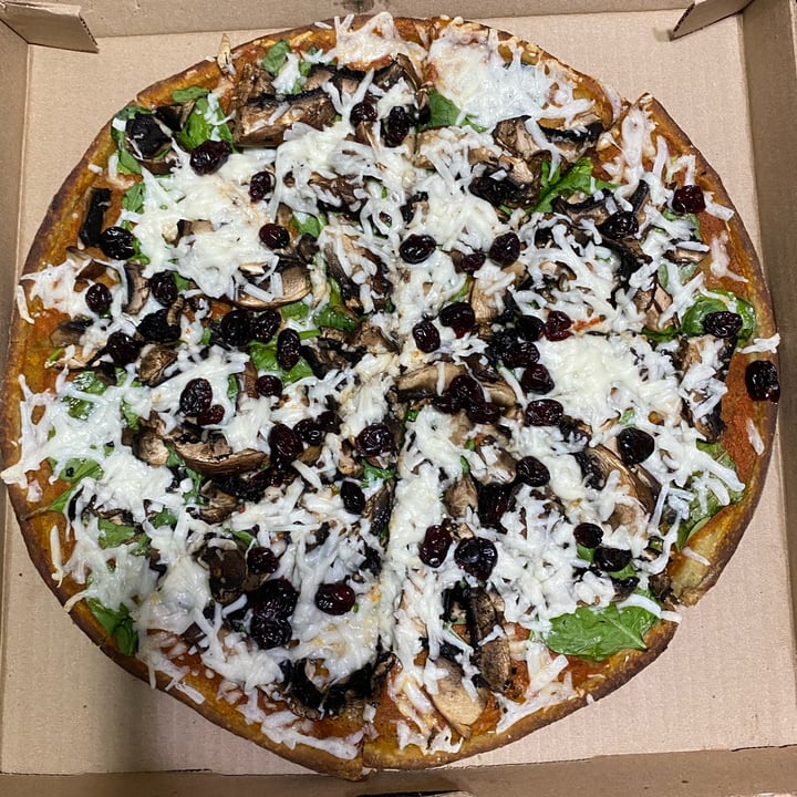 photo of Vegan style pizza funghi shared by @marianavalevrg on  08 Mar 2022 - review