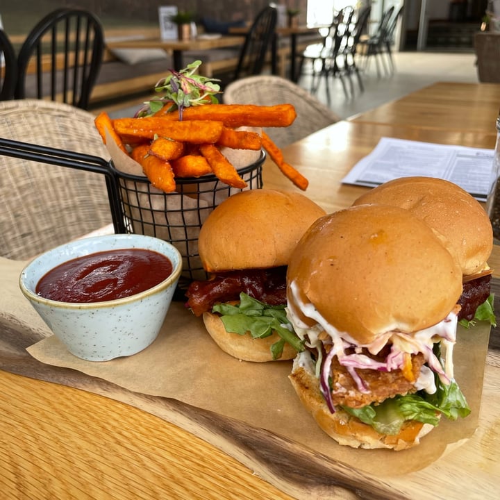 photo of Kaylee's Eatery Trio of sliders shared by @vahini on  06 Jan 2022 - review