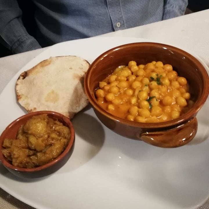 photo of Mezzaluna Curry di ceci con chutney di mele e chapati shared by @omsohum on  06 Feb 2022 - review