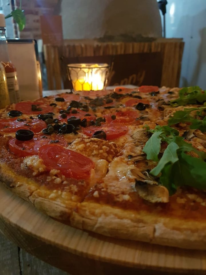 photo of Jonny Como Pizza Pizza Siciliana/Fungi shared by @maruvegana on  02 Feb 2020 - review