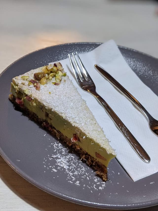 Foto do prato “Raw Lime and Strawberry Cake”