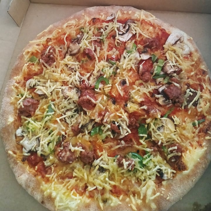 photo of Papa John's Pizza - Disponible a domicilio y a recoger. Pizza vegana con Beyond Burger shared by @tomatoandpotatovegan on  10 Sep 2020 - review