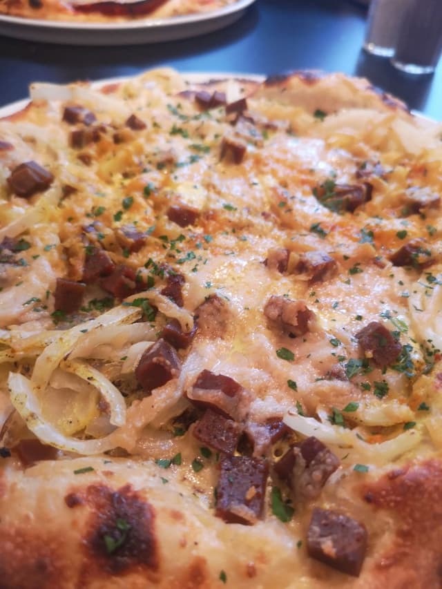 Foto del plato “carbonara white pizza”