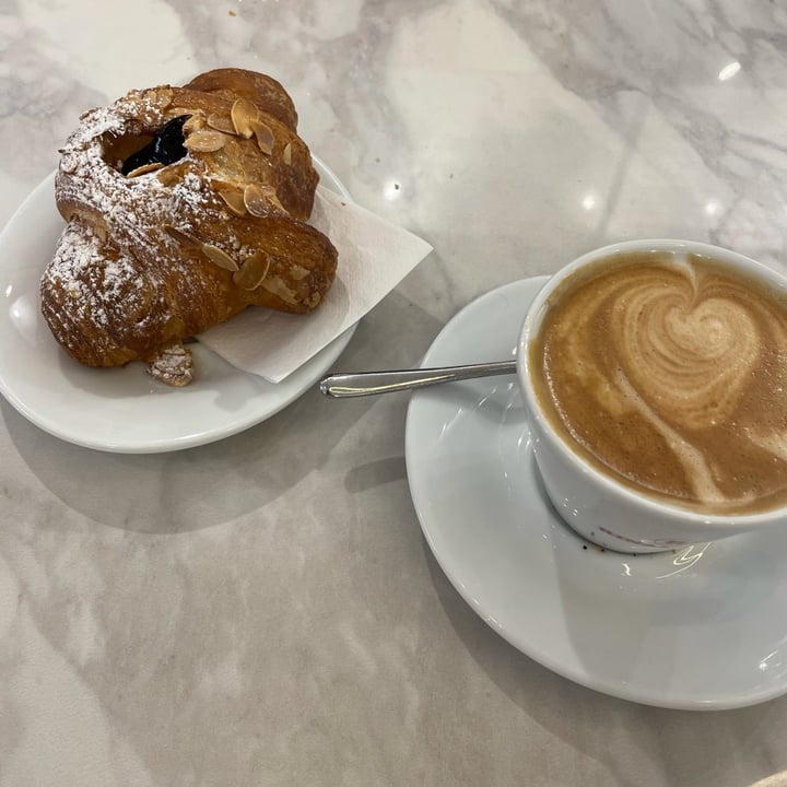 photo of Rinaldini Pastry Spa Vegan croissant and soy cappuccino shared by @theveganent on  07 Oct 2021 - review